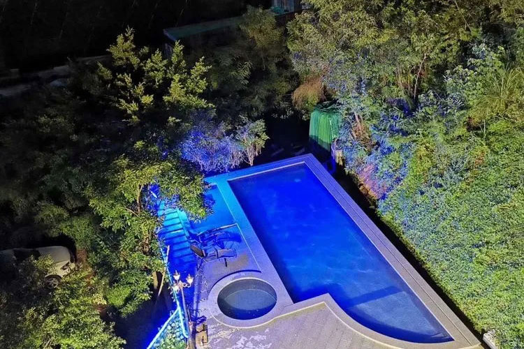 富力养生谷8房12床轻奢夜光泳池轰趴别墅第1张